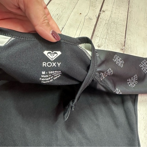 Roxy Black 1/2 zip rash guard long sleeve swim top surfer beach sz medium165/84A - Picture 6 of 9